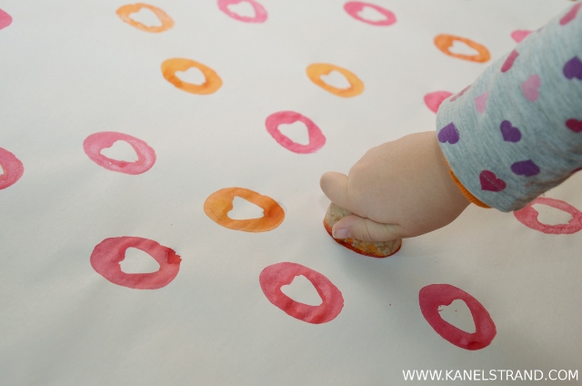 handmade wrapping paper DIY by kanelstrand, how to stamp