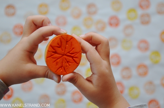 handmade wrapping paper DIY by kanelstrand, snowflake pattern