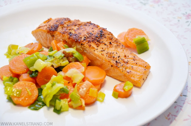 Simple and Healthy Recipe: Salmon with Leeks and Carrots